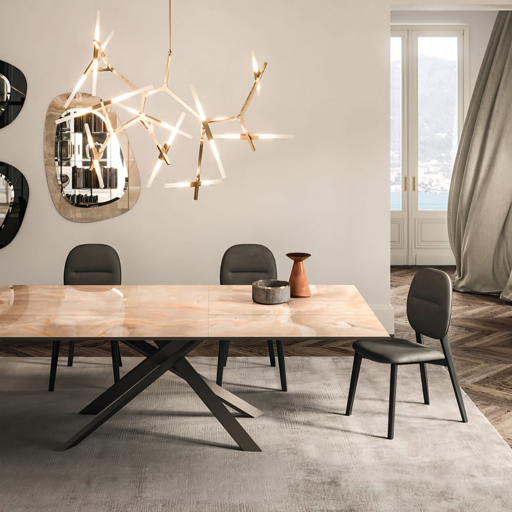 L’innovativo tavolo 4×4, dal design Giulio Manzoni, dispone di un sistema di apertura esclusivo. Allungabile e allargabile con basamento incrociato in metallo, piani e allunghe in legno, cemento o Marble Glass...